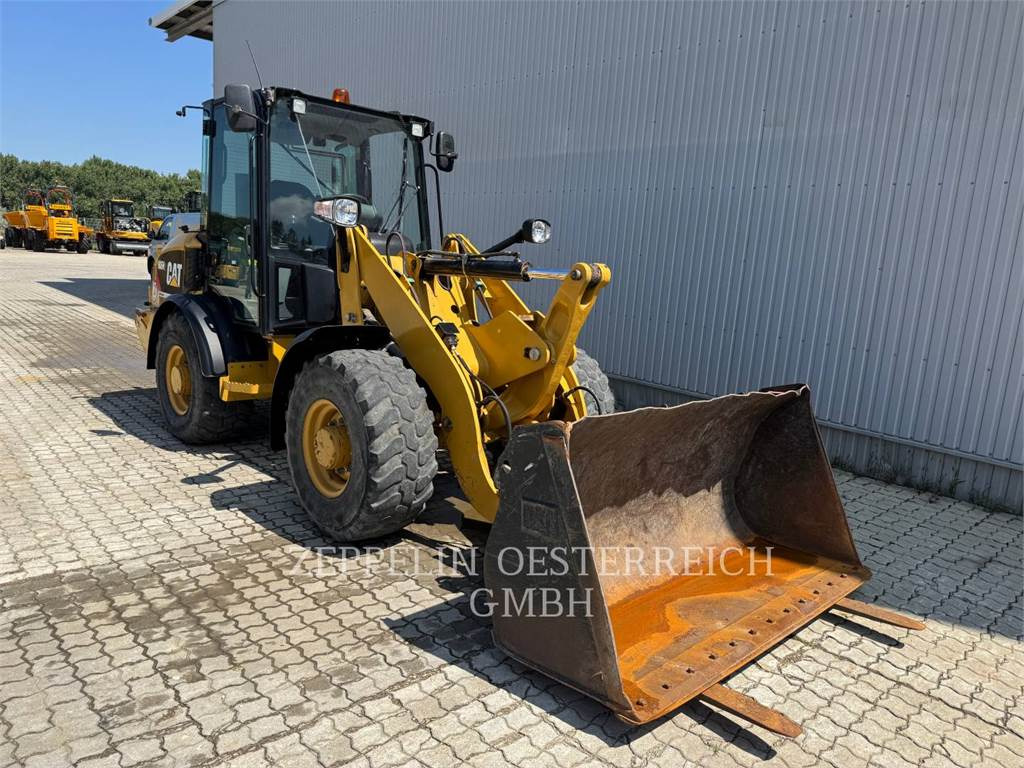 CAT 906H2 - Utovarivač na kotačima: slika CAT 906H2 - Utovarivač na kotačima CAT 906H2 - Utovarivač na kotačima: slika CAT 906H2 - Utovarivač na kotačima