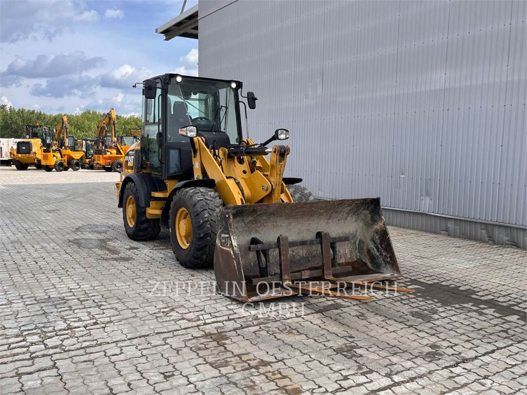 CAT 907M - Utovarivač na kotačima: slika CAT 907M - Utovarivač na kotačima CAT 907M - Utovarivač na kotačima: slika CAT 907M - Utovarivač na kotačima