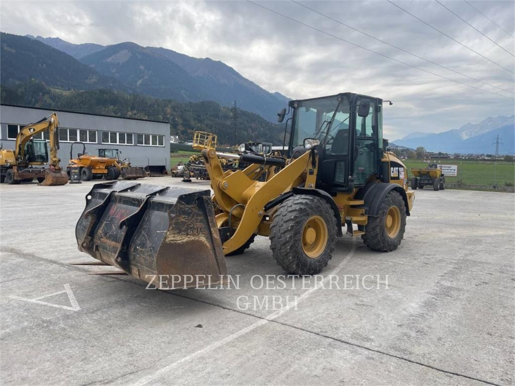 CAT 908M - Utovarivač na kotačima: slika  CAT 908M - Utovarivač na kotačima CAT 908M - Utovarivač na kotačima: slika  CAT 908M - Utovarivač na kotačima