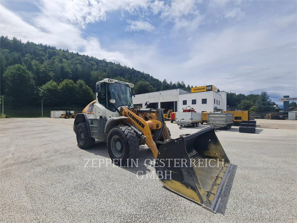 Liebherr L526 - Utovarivač na kotačima: slika Liebherr L526 - Utovarivač na kotačima Liebherr L526 - Utovarivač na kotačima: slika Liebherr L526 - Utovarivač na kotačima