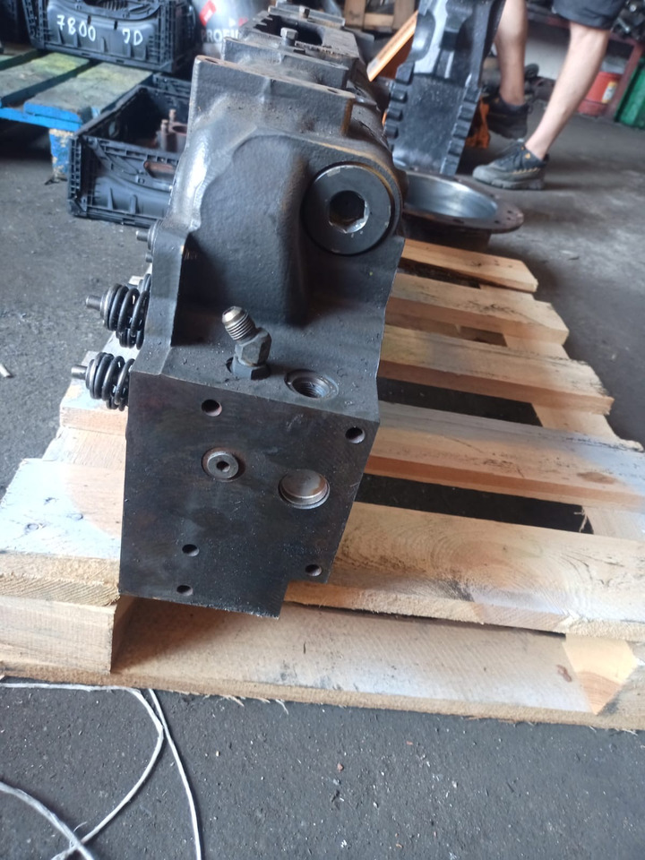 Claas Xerion Cat C9 - głowica cylindrów 2134360 213-4360 332-3619 - Glava cilindra za Poljoprivredni strojevi: slika Claas Xerion Cat C9 - głowica cylindrów 2134360 213-4360 332-3619 - Glava cilindra za Poljoprivredni strojevi Claas Xerion Cat C9 - głowica cylindrów 2134360 213-4360 332-3619 - Glava cilindra za Poljoprivredni strojevi: slika Claas Xerion Cat C9 - głowica cylindrów 2134360 213-4360 332-3619 - Glava cilindra za Poljoprivredni strojevi