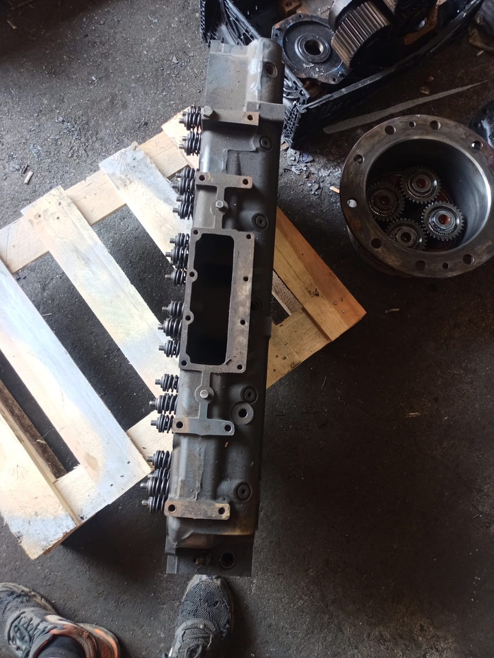 Claas Xerion Cat C9 - głowica cylindrów 2134360 213-4360 332-3619 - Glava cilindra za Poljoprivredni strojevi: slika Claas Xerion Cat C9 - głowica cylindrów 2134360 213-4360 332-3619 - Glava cilindra za Poljoprivredni strojevi Claas Xerion Cat C9 - głowica cylindrów 2134360 213-4360 332-3619 - Glava cilindra za Poljoprivredni strojevi: slika Claas Xerion Cat C9 - głowica cylindrów 2134360 213-4360 332-3619 - Glava cilindra za Poljoprivredni strojevi