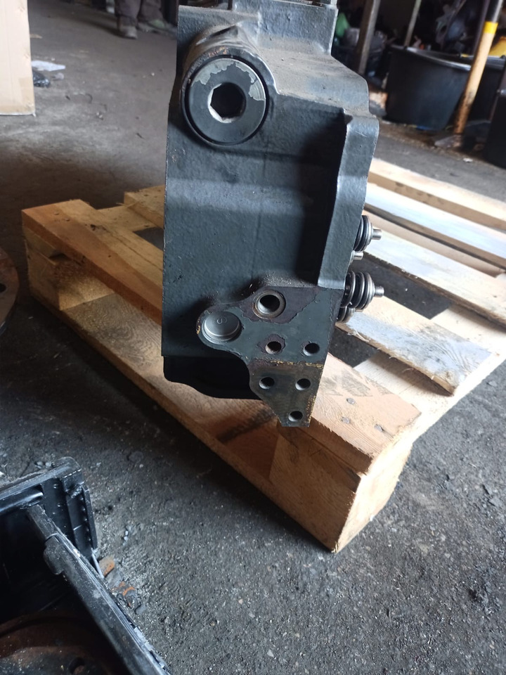 Claas Xerion Cat C9 - głowica cylindrów 2134360 213-4360 332-3619 - Glava cilindra za Poljoprivredni strojevi: slika Claas Xerion Cat C9 - głowica cylindrów 2134360 213-4360 332-3619 - Glava cilindra za Poljoprivredni strojevi Claas Xerion Cat C9 - głowica cylindrów 2134360 213-4360 332-3619 - Glava cilindra za Poljoprivredni strojevi: slika Claas Xerion Cat C9 - głowica cylindrów 2134360 213-4360 332-3619 - Glava cilindra za Poljoprivredni strojevi