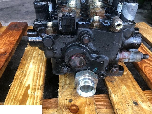 JCB TM 320 - Rozdzielacz Hydrauliczny - Hidraulični ventil za Poljoprivredni strojevi: slika JCB TM 320 - Rozdzielacz Hydrauliczny - Hidraulični ventil za Poljoprivredni strojevi JCB TM 320 - Rozdzielacz Hydrauliczny - Hidraulični ventil za Poljoprivredni strojevi: slika JCB TM 320 - Rozdzielacz Hydrauliczny - Hidraulični ventil za Poljoprivredni strojevi