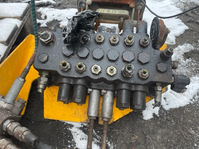 Jcb 3cx rozdzielacz hydrauliczny tylni - Hidraulični ventil za Poljoprivredni strojevi: slika Jcb 3cx rozdzielacz hydrauliczny tylni - Hidraulični ventil za Poljoprivredni strojevi Jcb 3cx rozdzielacz hydrauliczny tylni - Hidraulični ventil za Poljoprivredni strojevi: slika Jcb 3cx rozdzielacz hydrauliczny tylni - Hidraulični ventil za Poljoprivredni strojevi