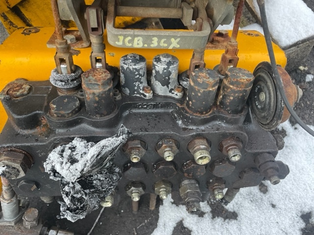 Jcb 3cx rozdzielacz hydrauliczny tylni - Hidraulični ventil za Poljoprivredni strojevi: slika Jcb 3cx rozdzielacz hydrauliczny tylni - Hidraulični ventil za Poljoprivredni strojevi Jcb 3cx rozdzielacz hydrauliczny tylni - Hidraulični ventil za Poljoprivredni strojevi: slika Jcb 3cx rozdzielacz hydrauliczny tylni - Hidraulični ventil za Poljoprivredni strojevi