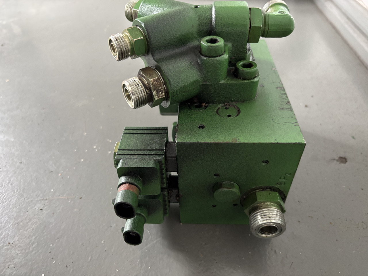 John Deere 6010 6110 6210 6310 6410 Blok Zaworowy TLS AL116954 - Hidraulični ventil za Poljoprivredni strojevi: slika John Deere 6010 6110 6210 6310 6410 Blok Zaworowy TLS AL116954 - Hidraulični ventil za Poljoprivredni strojevi John Deere 6010 6110 6210 6310 6410 Blok Zaworowy TLS AL116954 - Hidraulični ventil za Poljoprivredni strojevi: slika John Deere 6010 6110 6210 6310 6410 Blok Zaworowy TLS AL116954 - Hidraulični ventil za Poljoprivredni strojevi