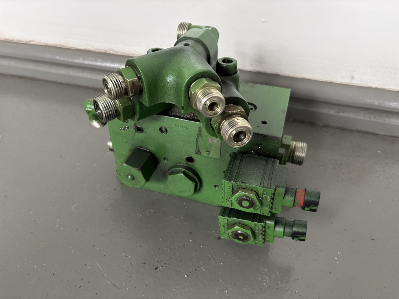 John Deere 6010 6110 6210 6310 6410 Blok Zaworowy TLS AL116954 - Hidraulični ventil za Poljoprivredni strojevi: slika John Deere 6010 6110 6210 6310 6410 Blok Zaworowy TLS AL116954 - Hidraulični ventil za Poljoprivredni strojevi John Deere 6010 6110 6210 6310 6410 Blok Zaworowy TLS AL116954 - Hidraulični ventil za Poljoprivredni strojevi: slika John Deere 6010 6110 6210 6310 6410 Blok Zaworowy TLS AL116954 - Hidraulični ventil za Poljoprivredni strojevi