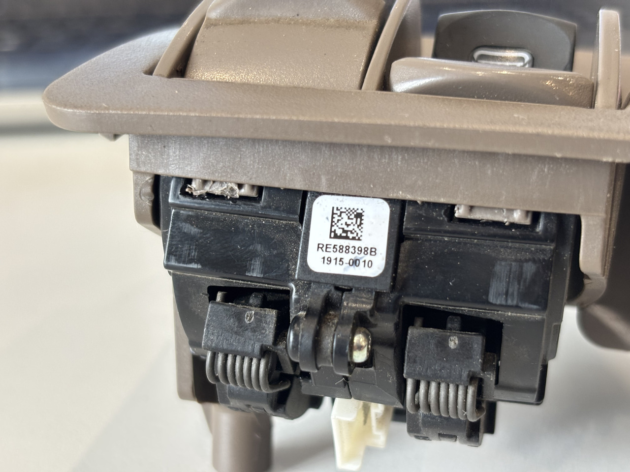 John Deere 6R 6xxx Przycisk Sterownik Kontroler Podnośnika SCV RE588398 - Električni sustav za Poljoprivredni strojevi: slika John Deere 6R 6xxx Przycisk Sterownik Kontroler Podnośnika SCV RE588398 - Električni sustav za Poljoprivredni strojevi John Deere 6R 6xxx Przycisk Sterownik Kontroler Podnośnika SCV RE588398 - Električni sustav za Poljoprivredni strojevi: slika John Deere 6R 6xxx Przycisk Sterownik Kontroler Podnośnika SCV RE588398 - Električni sustav za Poljoprivredni strojevi