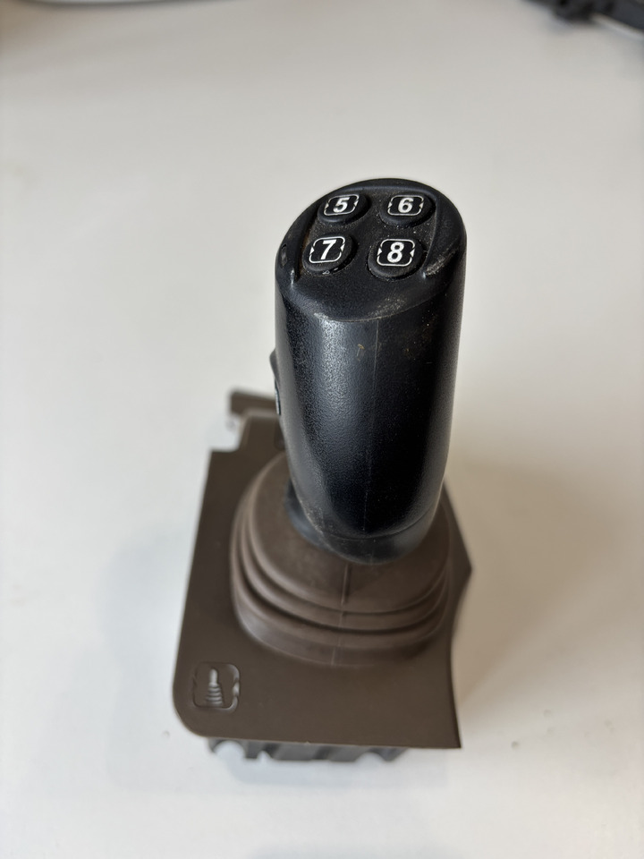 John Deere seria 6000 7000 8000 R - joystick 5-funkcyjny CommandARM RE573554 - Ručica mjenjača za Poljoprivredni strojevi: slika John Deere seria 6000 7000 8000 R - joystick 5-funkcyjny CommandARM RE573554 - Ručica mjenjača za Poljoprivredni strojevi John Deere seria 6000 7000 8000 R - joystick 5-funkcyjny CommandARM RE573554 - Ručica mjenjača za Poljoprivredni strojevi: slika John Deere seria 6000 7000 8000 R - joystick 5-funkcyjny CommandARM RE573554 - Ručica mjenjača za Poljoprivredni strojevi