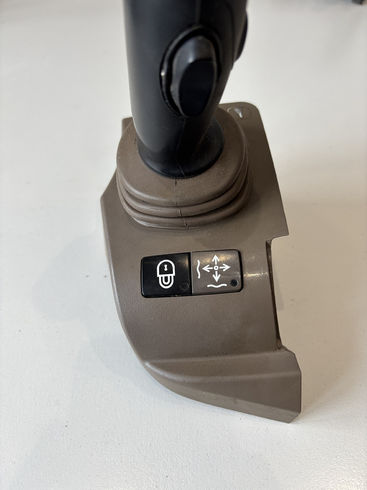 John Deere seria 6000 7000 8000 R - joystick 5-funkcyjny CommandARM RE573554 - Ručica mjenjača za Poljoprivredni strojevi: slika John Deere seria 6000 7000 8000 R - joystick 5-funkcyjny CommandARM RE573554 - Ručica mjenjača za Poljoprivredni strojevi John Deere seria 6000 7000 8000 R - joystick 5-funkcyjny CommandARM RE573554 - Ručica mjenjača za Poljoprivredni strojevi: slika John Deere seria 6000 7000 8000 R - joystick 5-funkcyjny CommandARM RE573554 - Ručica mjenjača za Poljoprivredni strojevi