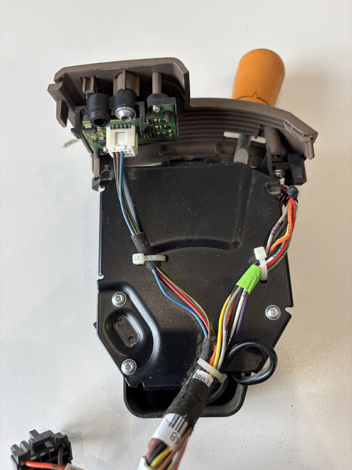 Električni sustav za Poljoprivredni strojevi John Deere seria 6000 7000 8000 R - moduł przełącznik kontroler RE583254 RE564617 RE594598: slika Električni sustav za Poljoprivredni strojevi John Deere seria 6000 7000 8000 R - moduł przełącznik kontroler RE583254 RE564617 RE594598