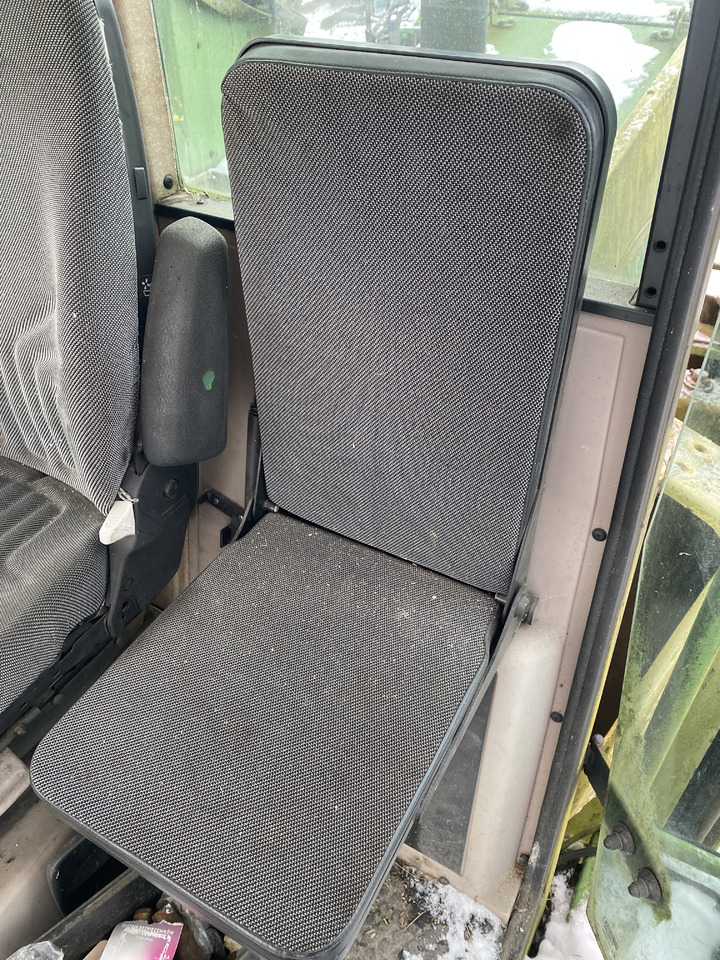 Krone Big M II - fotel pasaźera 002204690 - Sjedalo za Poljoprivredni strojevi: slika Krone Big M II - fotel pasaźera 002204690 - Sjedalo za Poljoprivredni strojevi Krone Big M II - fotel pasaźera 002204690 - Sjedalo za Poljoprivredni strojevi: slika Krone Big M II - fotel pasaźera 002204690 - Sjedalo za Poljoprivredni strojevi