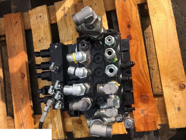 Manitou - Rozdzielacz Hydrauliczny - Hidraulični ventil za Poljoprivredni strojevi: slika Manitou - Rozdzielacz Hydrauliczny - Hidraulični ventil za Poljoprivredni strojevi Manitou - Rozdzielacz Hydrauliczny - Hidraulični ventil za Poljoprivredni strojevi: slika Manitou - Rozdzielacz Hydrauliczny - Hidraulični ventil za Poljoprivredni strojevi