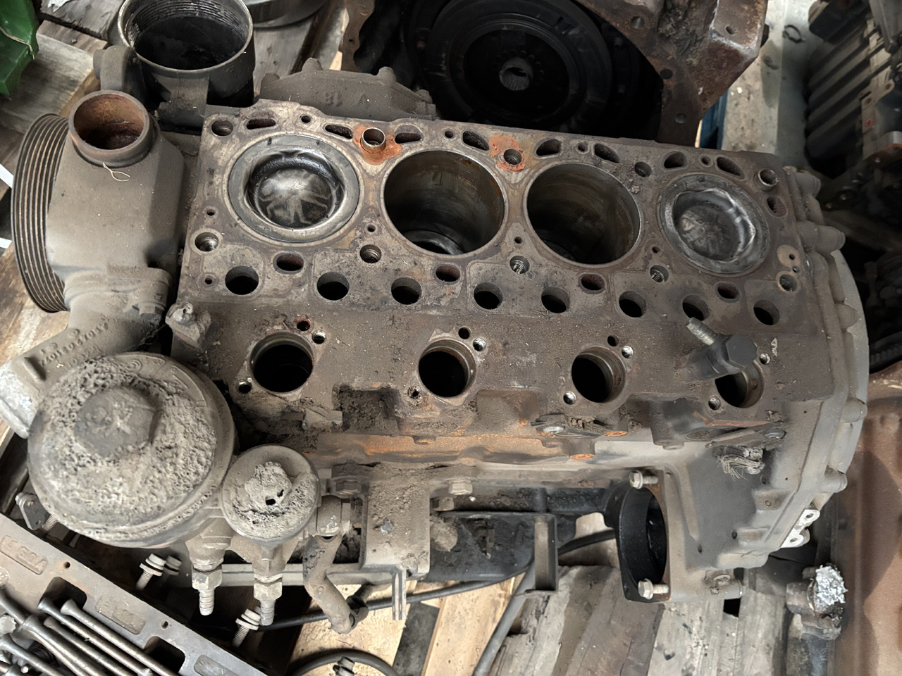 Mercedes - Benz OM904 Silnik CZĘŚCI 9042011001 - Motor i dijelovi za Kamion: slika Mercedes - Benz OM904 Silnik CZĘŚCI 9042011001 - Motor i dijelovi za Kamion Mercedes - Benz OM904 Silnik CZĘŚCI 9042011001 - Motor i dijelovi za Kamion: slika Mercedes - Benz OM904 Silnik CZĘŚCI 9042011001 - Motor i dijelovi za Kamion