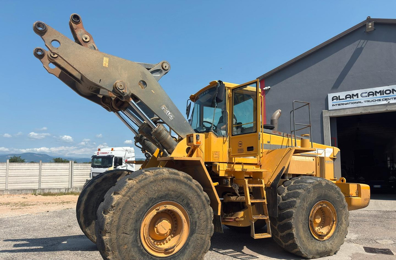 Pala gommata Volvo L 220 - Utovarivač na kotačima: slika Pala gommata Volvo L 220 - Utovarivač na kotačima Pala gommata Volvo L 220 - Utovarivač na kotačima: slika Pala gommata Volvo L 220 - Utovarivač na kotačima