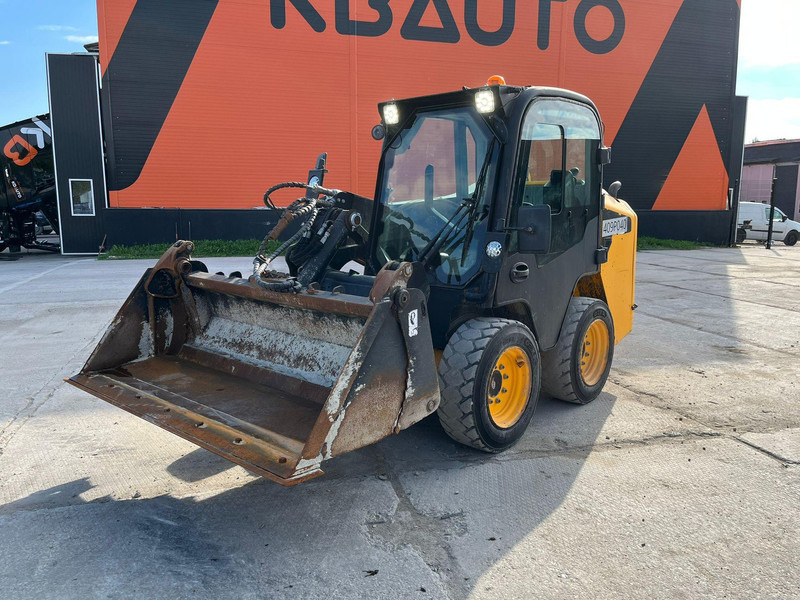 JCB 155 T4 BUCKET & BRUSH - Utovarivač na kotačima: slika JCB 155 T4 BUCKET & BRUSH - Utovarivač na kotačima JCB 155 T4 BUCKET & BRUSH - Utovarivač na kotačima: slika JCB 155 T4 BUCKET & BRUSH - Utovarivač na kotačima