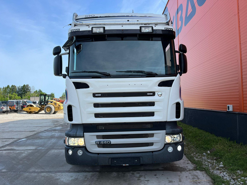 Scania R 440 6x2*4 FASSI F260XP / PLATFORM L=6760 mm - Kamion s otvorenim sandukom, Kamion s kranom: slika Scania R 440 6x2*4 FASSI F260XP / PLATFORM L=6760 mm - Kamion s otvorenim sandukom, Kamion s kranom Scania R 440 6x2*4 FASSI F260XP / PLATFORM L=6760 mm - Kamion s otvorenim sandukom, Kamion s kranom: slika Scania R 440 6x2*4 FASSI F260XP / PLATFORM L=6760 mm - Kamion s otvorenim sandukom, Kamion s kranom