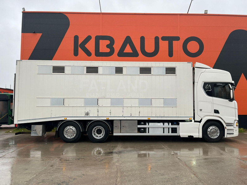 Scania R 580 6x2*4 RETARDER / BOX L=8168 mm - Kamion za prijevoz stoke: slika Scania R 580 6x2*4 RETARDER / BOX L=8168 mm - Kamion za prijevoz stoke Scania R 580 6x2*4 RETARDER / BOX L=8168 mm - Kamion za prijevoz stoke: slika Scania R 580 6x2*4 RETARDER / BOX L=8168 mm - Kamion za prijevoz stoke