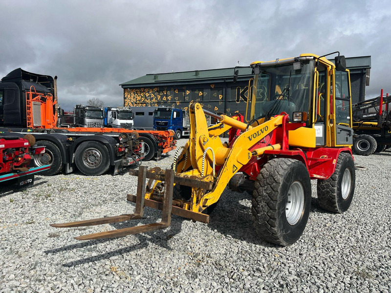 Volvo L 30 B-Z/X 4x4 AC / QUICK COUPLER / BUCKET + FORKS - Utovarivač na kotačima: slika Volvo L 30 B-Z/X 4x4 AC / QUICK COUPLER / BUCKET + FORKS - Utovarivač na kotačima Volvo L 30 B-Z/X 4x4 AC / QUICK COUPLER / BUCKET + FORKS - Utovarivač na kotačima: slika Volvo L 30 B-Z/X 4x4 AC / QUICK COUPLER / BUCKET + FORKS - Utovarivač na kotačima