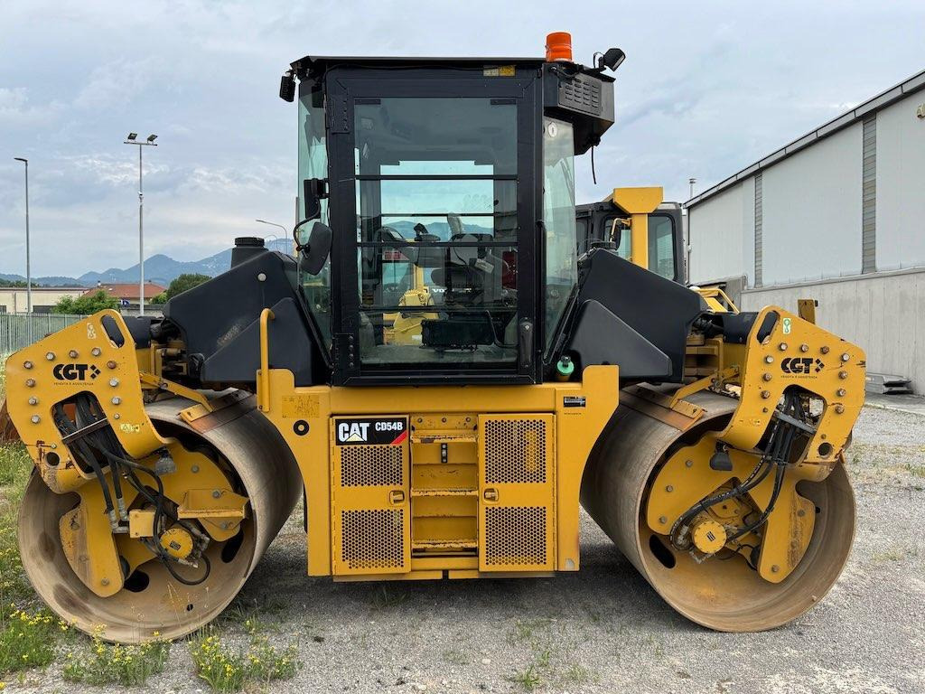 Caterpillar CD54B - Cestovni valjak: slika Caterpillar CD54B - Cestovni valjak Caterpillar CD54B - Cestovni valjak: slika Caterpillar CD54B - Cestovni valjak