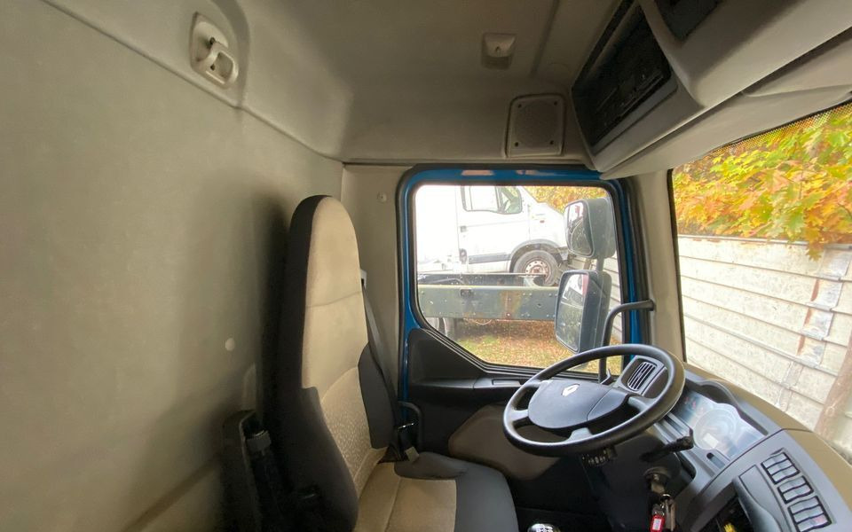 Interior photo 1: Kamion s ceradom Renault 10.180 DXI MIDLUM MANUAL E5 BURTOFIRANA WINDA