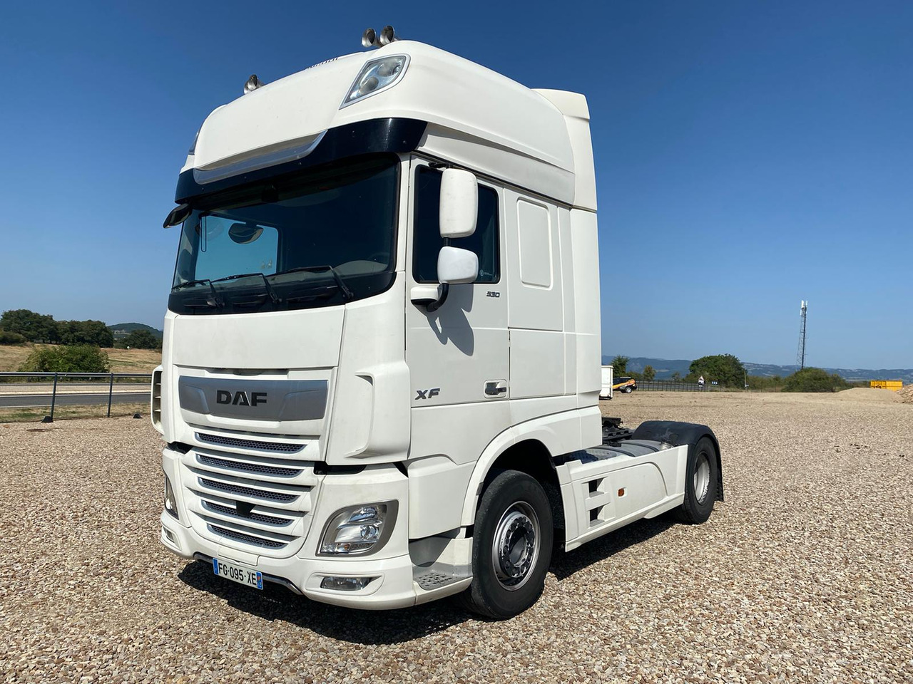 DAF XF530 Super Space Cab - Tegljač: slika DAF XF530 Super Space Cab - Tegljač DAF XF530 Super Space Cab - Tegljač: slika DAF XF530 Super Space Cab - Tegljač