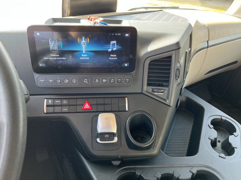 Mercedes-Benz Actros 2124 / 2023 / 18 Ton / Box / Laadklep - Kamion sandučar: slika Mercedes-Benz Actros 2124 / 2023 / 18 Ton / Box / Laadklep - Kamion sandučar Mercedes-Benz Actros 2124 / 2023 / 18 Ton / Box / Laadklep - Kamion sandučar: slika Mercedes-Benz Actros 2124 / 2023 / 18 Ton / Box / Laadklep - Kamion sandučar