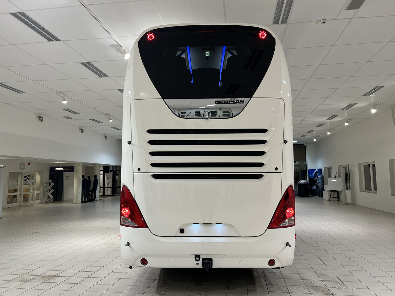 NEOPLAN SKYLINER P06 Euro 6E V.I.P / Exclusive Class (Dark Edition) - Turistički autobus: slika NEOPLAN SKYLINER P06 Euro 6E V.I.P / Exclusive Class (Dark Edition) - Turistički autobus NEOPLAN SKYLINER P06 Euro 6E V.I.P / Exclusive Class (Dark Edition) - Turistički autobus: slika NEOPLAN SKYLINER P06 Euro 6E V.I.P / Exclusive Class (Dark Edition) - Turistički autobus