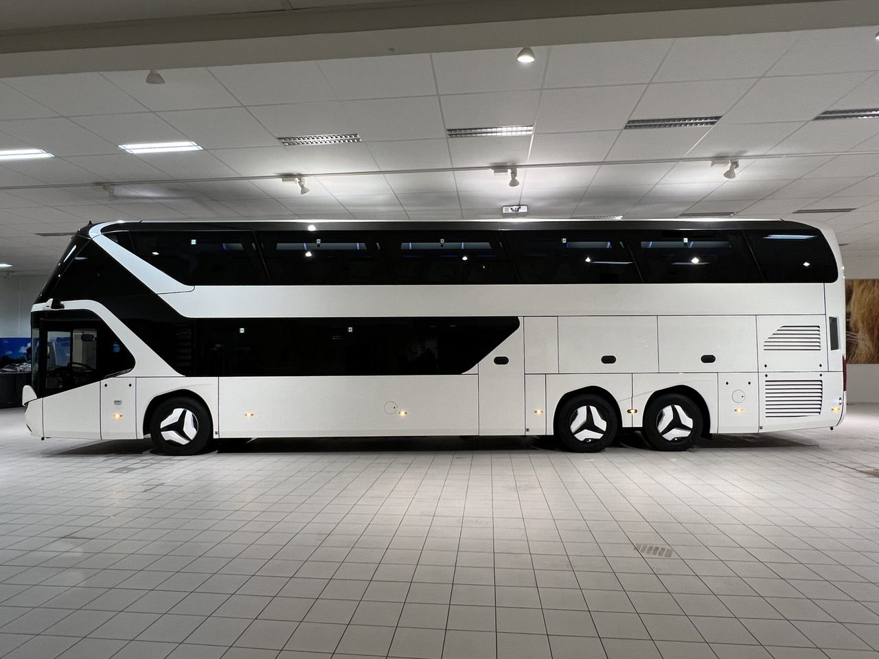 NEOPLAN SKYLINER P06 Euro 6E V.I.P / Exclusive Class (Dark Edition) - Turistički autobus: slika NEOPLAN SKYLINER P06 Euro 6E V.I.P / Exclusive Class (Dark Edition) - Turistički autobus NEOPLAN SKYLINER P06 Euro 6E V.I.P / Exclusive Class (Dark Edition) - Turistički autobus: slika NEOPLAN SKYLINER P06 Euro 6E V.I.P / Exclusive Class (Dark Edition) - Turistički autobus