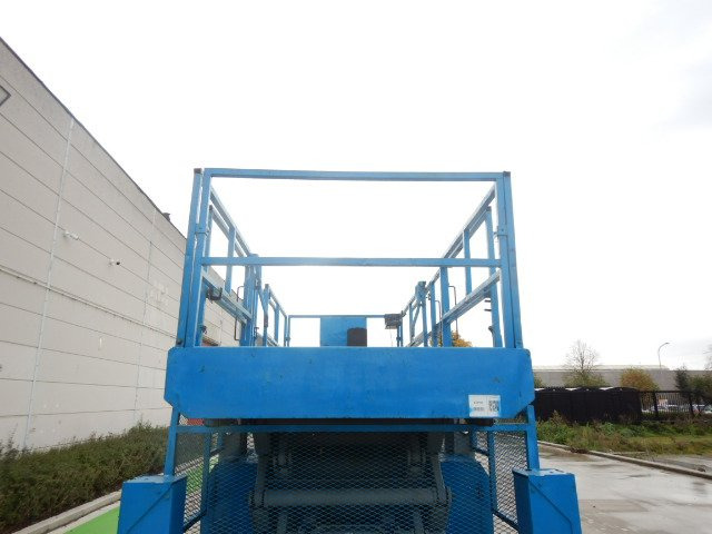 Škarasta podizna platforma Used scissor Lift Diesel 4x4 GENIE GS-4390-RT: slika Škarasta podizna platforma Used scissor Lift Diesel 4x4 GENIE GS-4390-RT