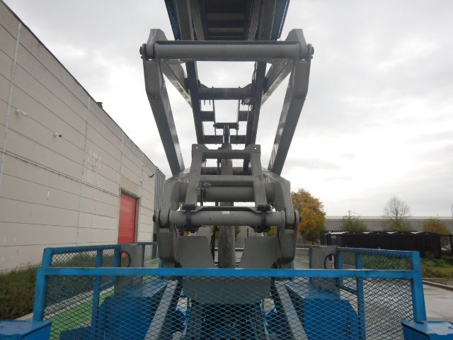 Škarasta podizna platforma Used scissor Lift Diesel 4x4 GENIE GS-4390-RT: slika Škarasta podizna platforma Used scissor Lift Diesel 4x4 GENIE GS-4390-RT