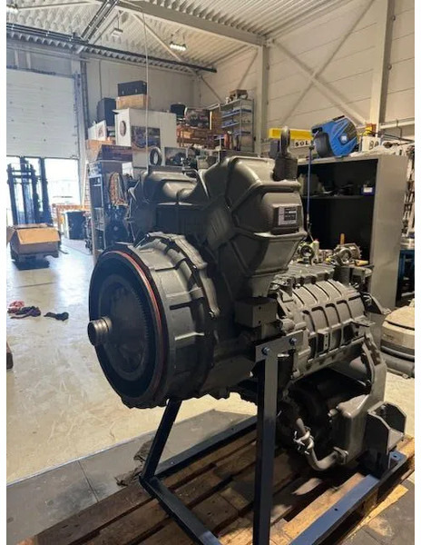 Komatsu Grader GD825A-2 WA500-6 - Mjenjač: slika Komatsu Grader GD825A-2 WA500-6 - Mjenjač Komatsu Grader GD825A-2 WA500-6 - Mjenjač: slika Komatsu Grader GD825A-2 WA500-6 - Mjenjač