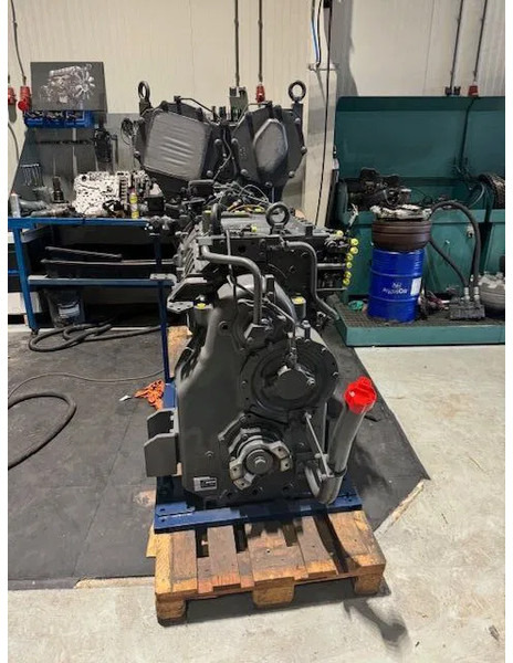 Komatsu Grader GD825A-2 WA500-6 - Mjenjač: slika Komatsu Grader GD825A-2 WA500-6 - Mjenjač Komatsu Grader GD825A-2 WA500-6 - Mjenjač: slika Komatsu Grader GD825A-2 WA500-6 - Mjenjač