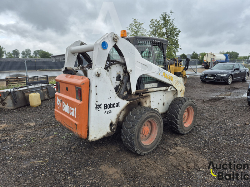 Bobcat S 250 - Mini utovarivač: slika Bobcat S 250 - Mini utovarivač Bobcat S 250 - Mini utovarivač: slika Bobcat S 250 - Mini utovarivač