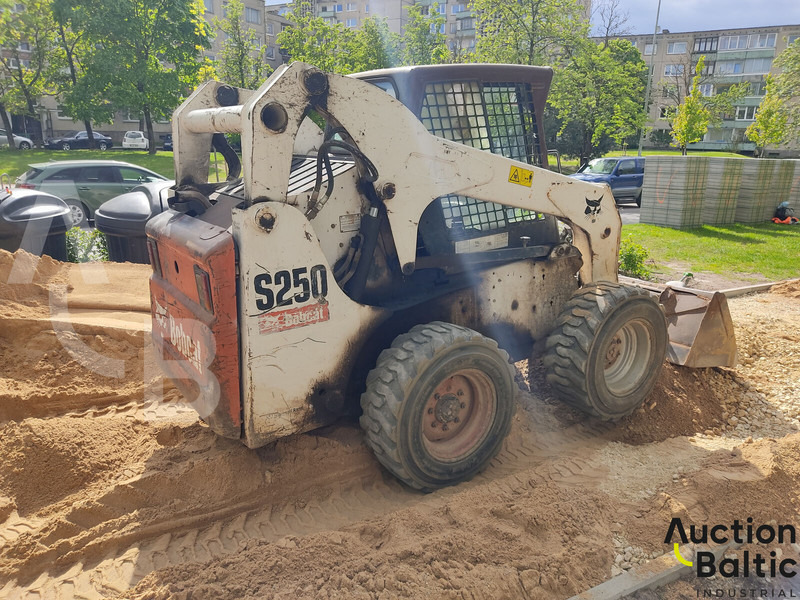 Bobcat S 250 - Mini utovarivač: slika Bobcat S 250 - Mini utovarivač Bobcat S 250 - Mini utovarivač: slika Bobcat S 250 - Mini utovarivač