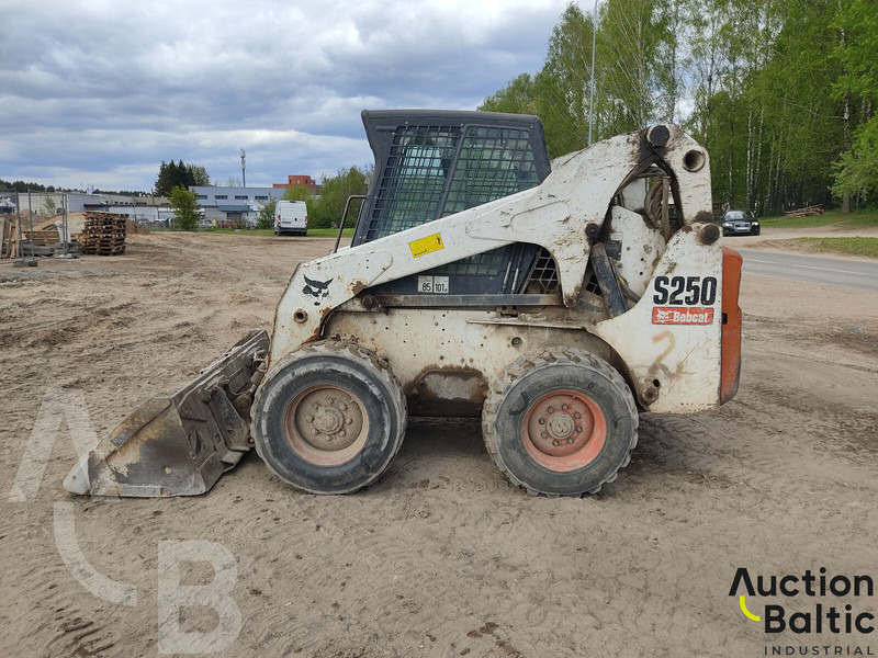 Bobcat S 250 - Mini utovarivač: slika Bobcat S 250 - Mini utovarivač Bobcat S 250 - Mini utovarivač: slika Bobcat S 250 - Mini utovarivač