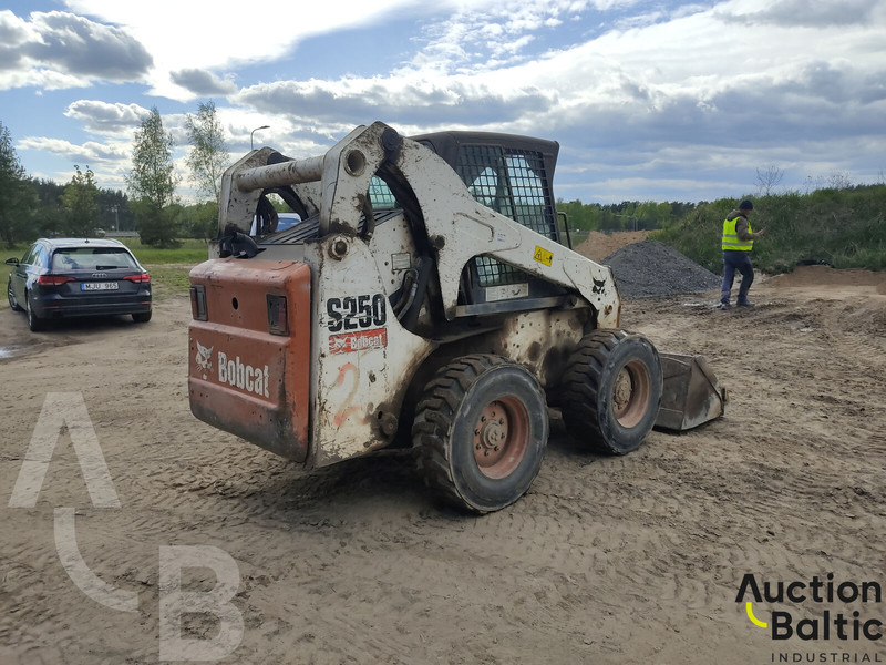 Bobcat S 250 - Mini utovarivač: slika Bobcat S 250 - Mini utovarivač Bobcat S 250 - Mini utovarivač: slika Bobcat S 250 - Mini utovarivač