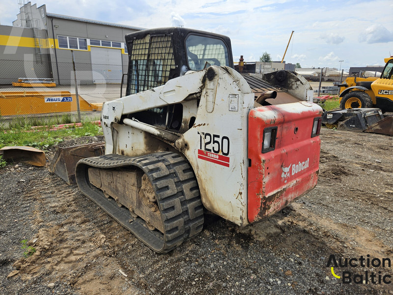 Bobcat T 250 - Utovarivač gusjeničar: slika Bobcat T 250 - Utovarivač gusjeničar Bobcat T 250 - Utovarivač gusjeničar: slika Bobcat T 250 - Utovarivač gusjeničar