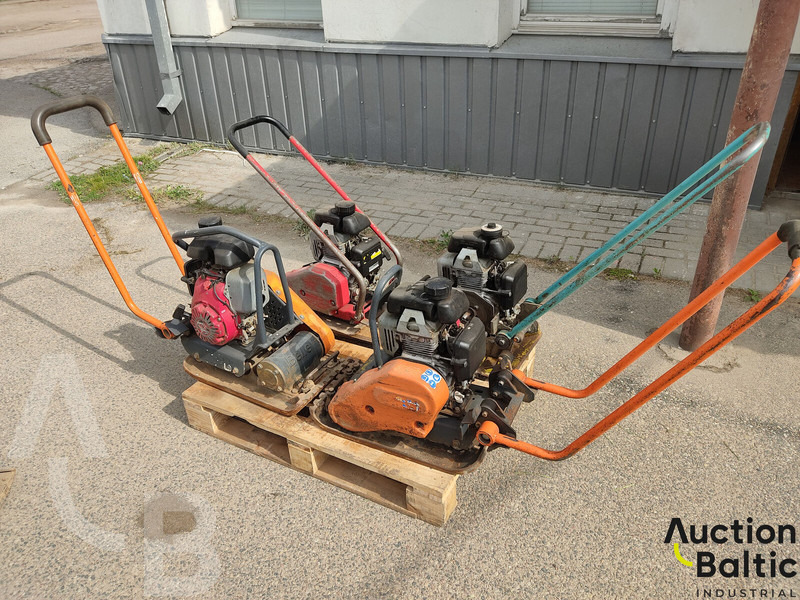 Dynapac LF45, Ammann AVP1033 & 2 Belle - Vibro ploča: slika Dynapac LF45, Ammann AVP1033 & 2 Belle - Vibro ploča Dynapac LF45, Ammann AVP1033 & 2 Belle - Vibro ploča: slika Dynapac LF45, Ammann AVP1033 & 2 Belle - Vibro ploča