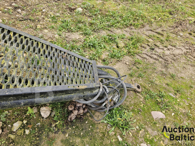 Poluprikolica s ceradom Maz 857100: slika Poluprikolica s ceradom Maz 857100