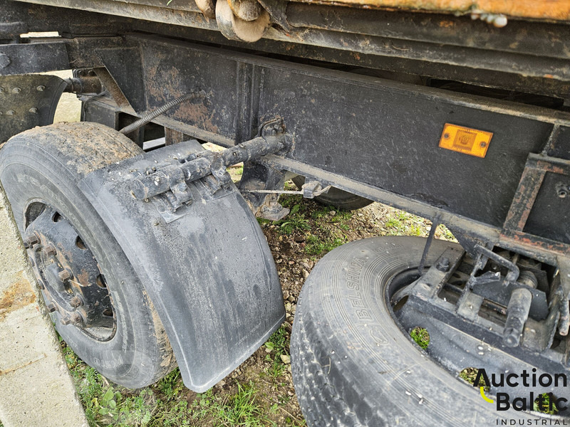 Poluprikolica s ceradom Maz 857100: slika Poluprikolica s ceradom Maz 857100