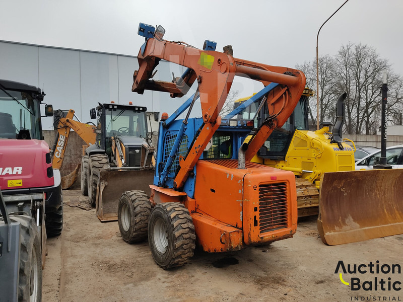 New Holland LS 185 B - Mini utovarivač: slika New Holland LS 185 B - Mini utovarivač New Holland LS 185 B - Mini utovarivač: slika New Holland LS 185 B - Mini utovarivač