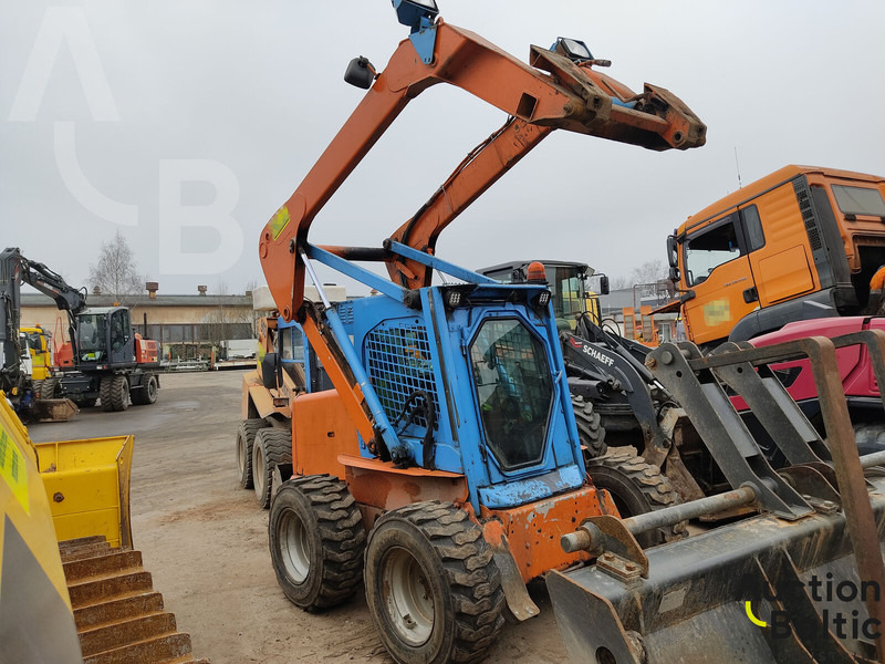New Holland LS 185 B - Mini utovarivač: slika New Holland LS 185 B - Mini utovarivač New Holland LS 185 B - Mini utovarivač: slika New Holland LS 185 B - Mini utovarivač