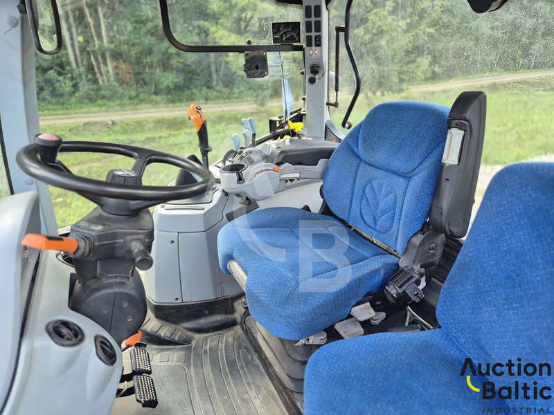 Traktor New Holland T 7.210: slika Traktor New Holland T 7.210