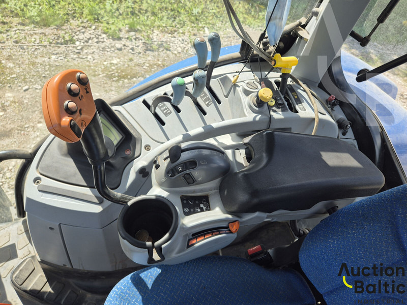 Traktor New Holland T 7.210: slika Traktor New Holland T 7.210