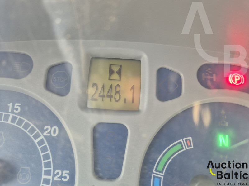 Traktor New Holland T 7.210: slika Traktor New Holland T 7.210