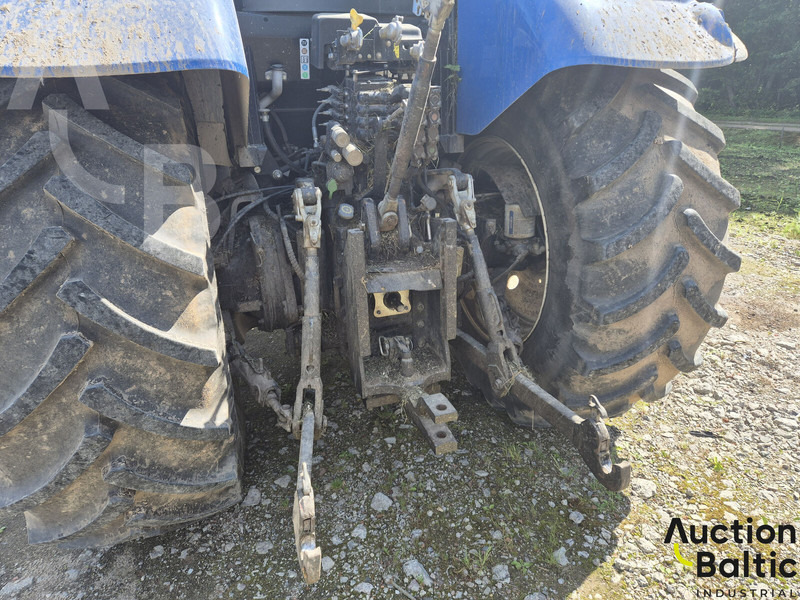Traktor New Holland T 7.210: slika Traktor New Holland T 7.210