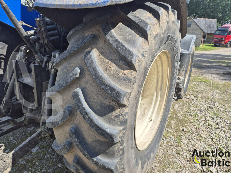 Traktor New Holland T 7.210: slika Traktor New Holland T 7.210