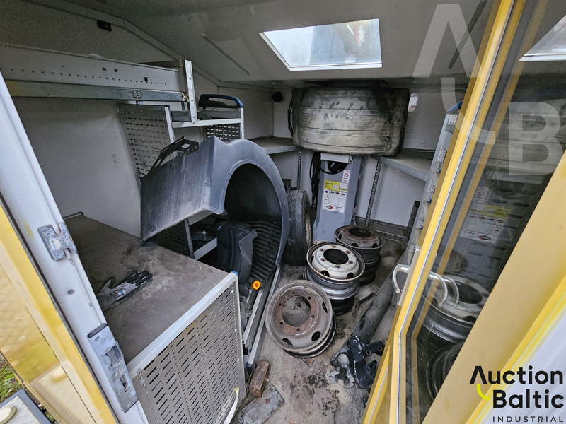 Podizna platforma montirana na kamion Versalift VDT-170-F: slika Podizna platforma montirana na kamion Versalift VDT-170-F Podizna platforma montirana na kamion Versalift VDT-170-F: slika Podizna platforma montirana na kamion Versalift VDT-170-F